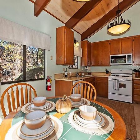 ビッグ・ベアー・レイク Everwood Serenity Treehouse Ontrail Head/Sleddingヴィラ エクステリア 写真