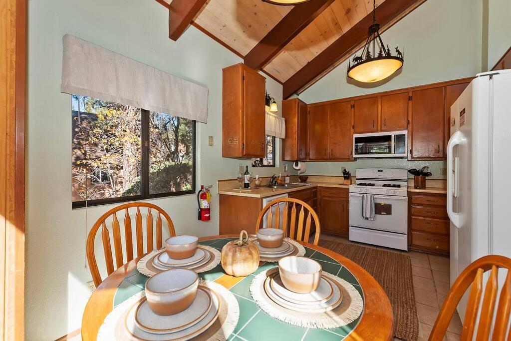 ビッグ・ベアー・レイク Everwood Serenity Treehouse Ontrail Head/Sleddingヴィラ エクステリア 写真