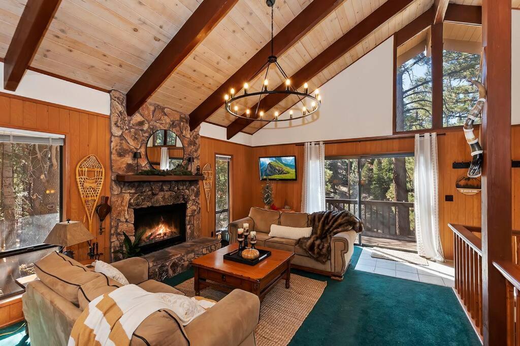 ビッグ・ベアー・レイク Everwood Serenity Treehouse Ontrail Head/Sleddingヴィラ エクステリア 写真